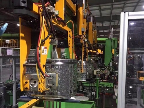 焊本智能點焊生產線在滾筒式洗衣機的生產現場